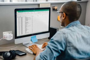 Skross универсален адаптер 220V , 30W, бял